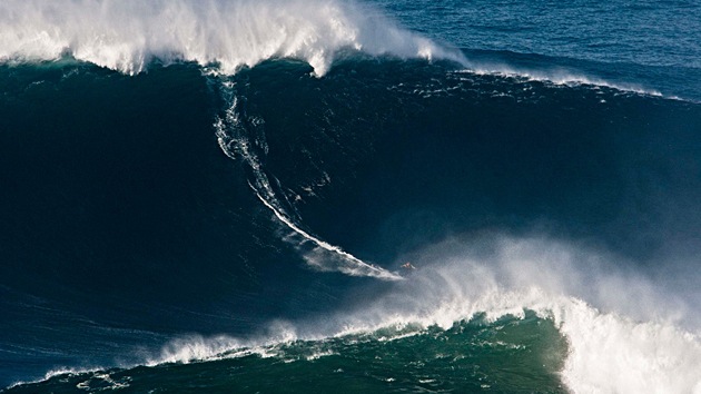 Un surfista 'doma' una ola de 30 metros y establece un nuevo récord