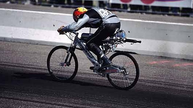 Video: Un francés alcanza la velocidad récord de 263 Km/h en bicicleta 'a todo gas'