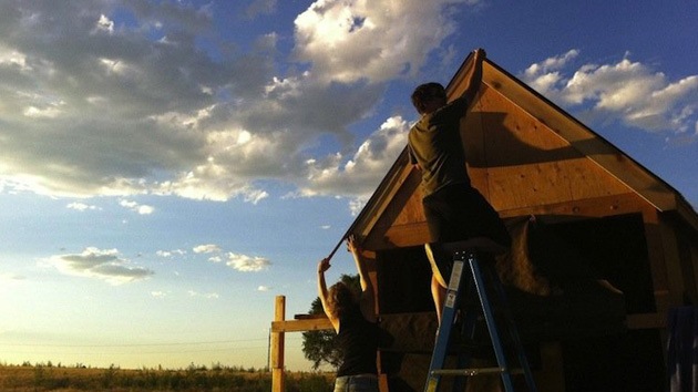 Una pareja de EE.UU. enseña a construir una casa para escapar de los