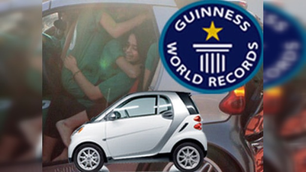 Como sardinas en un ... Smart: nuevo récord Guinness pakistaní