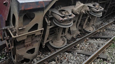 Birmania: decenas de muertos y heridos al descarrilar un tren cisterna