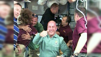 Atlantis se acopló tras horas inquietas por su escudo protector