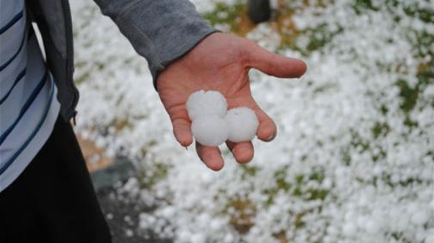 Video: Un ‘diluvio’ de bolas de hielo devasta Mar del Plata
