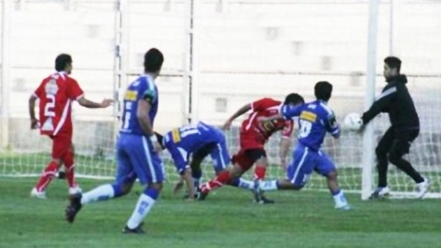 VIDEO: Portero suplente le da una “manito” a su equipo