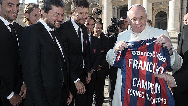 El papa alza el trofeo del San Lorenzo, su club