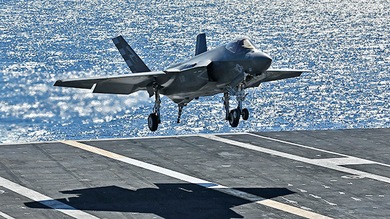 Video: El caza furtivo F-35 aterriza por primera vez sobre un portaaviones