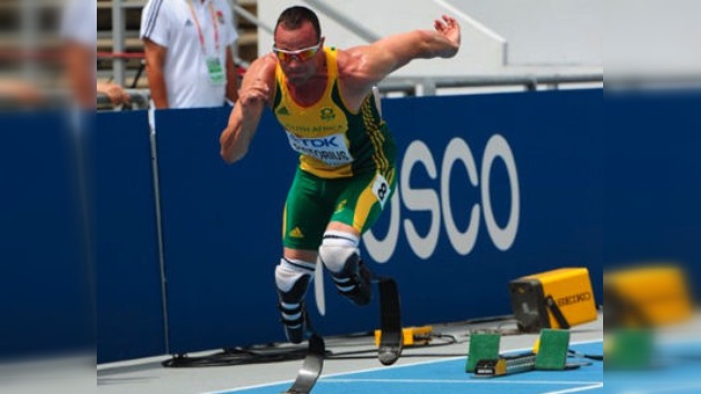 Oscar Pistorius, un atleta sin piernas, más cerca de la final del Mundial