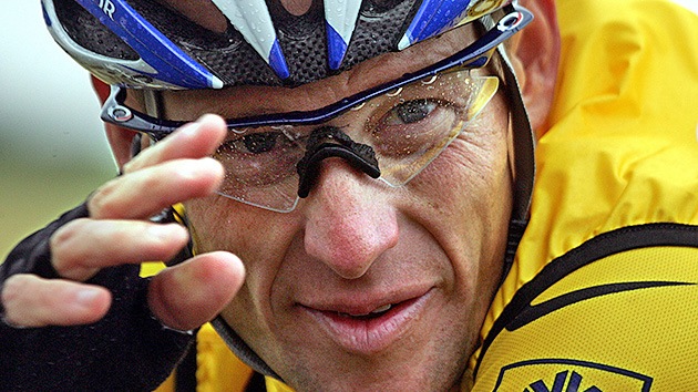 Toma velocidad el escándalo por dopaje que rodea al ciclista Lance Armstrong