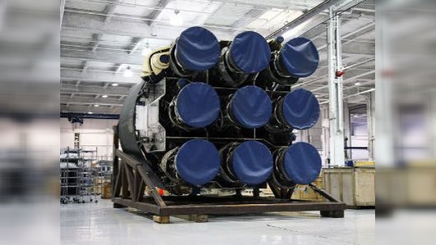 Terminaron con éxito pruebas estáticas de la planta propulsora del Falcon-9