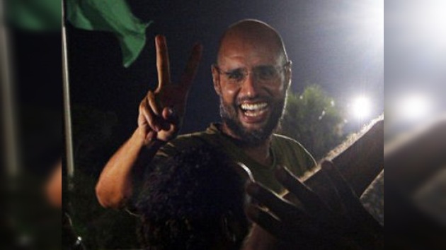 El primogénito de Gaddafi promete continuar la resistencia