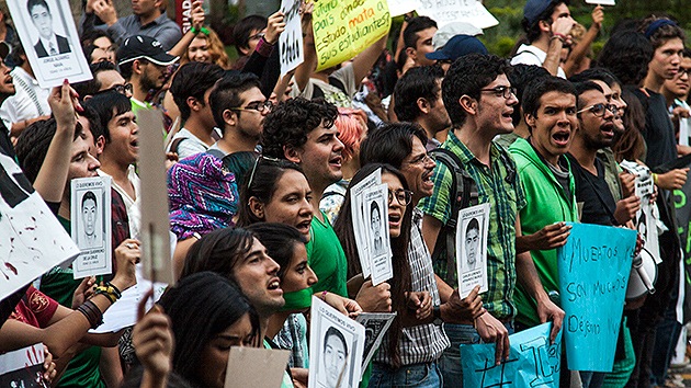 Video: Atacan el Ayuntamiento de Iguala por los estudiantes desaparecidos