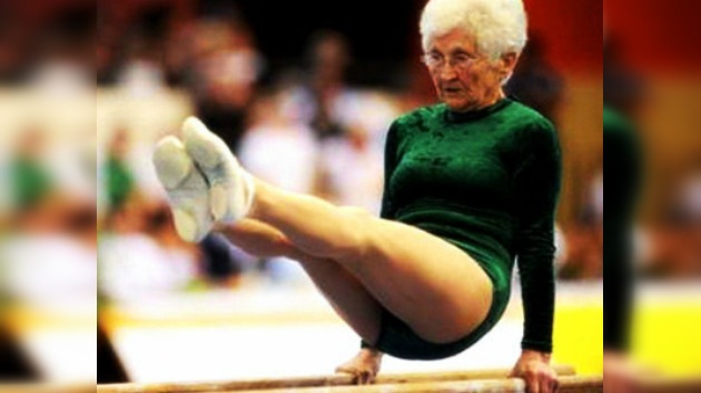 Video: una anciana de 86 años sorprende con sus piruetas sobre barras paralelas