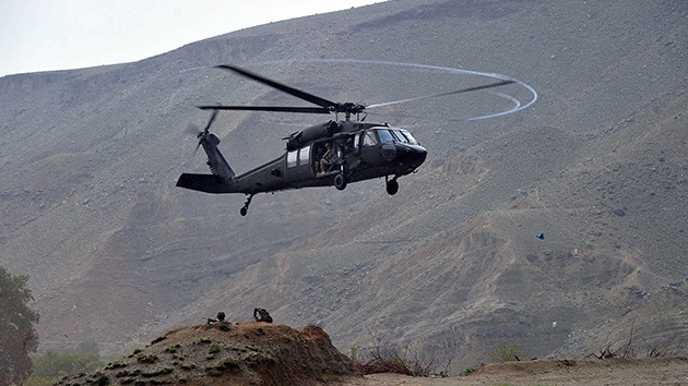 Militantes suicidas afganos atacan una base de EE.UU.