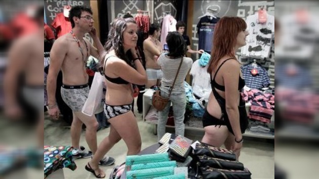Desnúdate y recibe un "look gratis" de Desigual