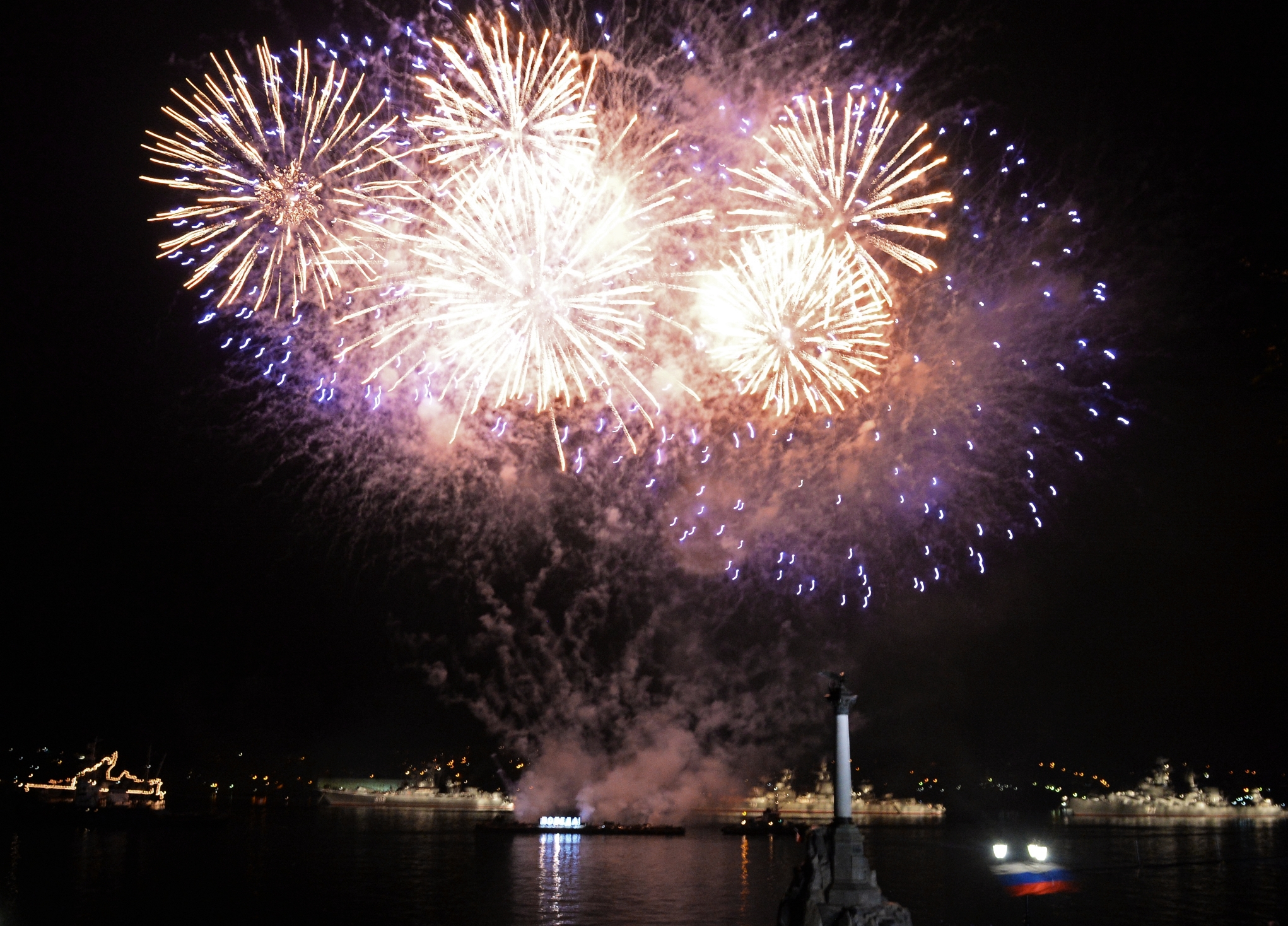 Un gran espectáculo de fuegos artificiales pone el colofón al Día de la