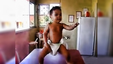 Un bebé brasileño conquista YouTube bailando samba en pañales