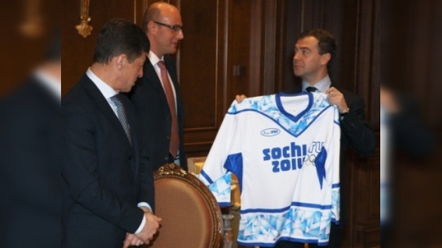 La camiseta con el nuevo símbolo olímpico fue entregada a Medvédev