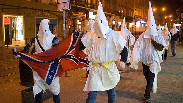 El Ku Klux Klan recauda fondos para el policía que mató al joven afroamericano en Ferguson