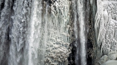 La ola de frío congela incluso a las cataratas del Niágara