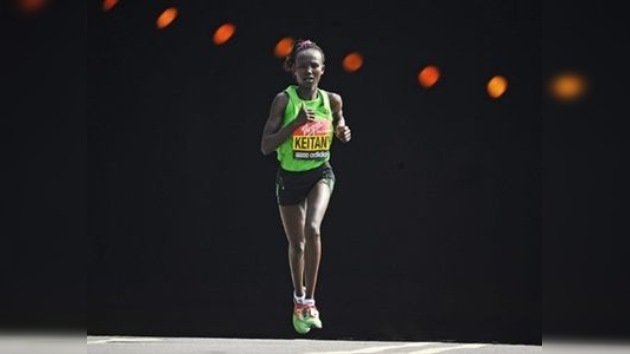 Keniatas ganan Maratón de Londres 2011