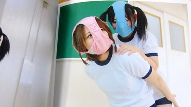 Cubrirse la cara con ropa interior, el último grito en Japón