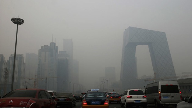 Pekín activa por primera vez la alerta naranja por contaminación del aire