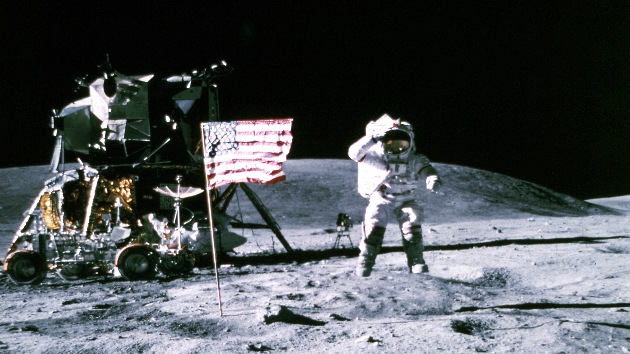 Banderas de EE.UU. permanecen en la Luna tras 40 años