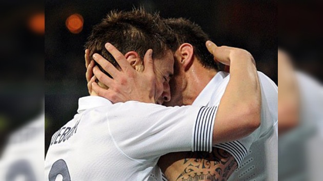 Polémico beso entre futbolistas franceses da la vuelta al mundo