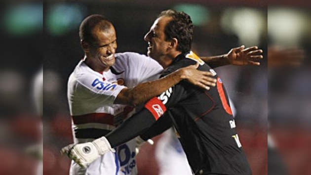 El portero brasileño Rogério Ceni anota su gol número 95