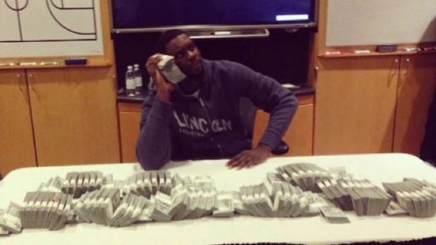 Jugador de la NBA difunde una foto rodeado con los fajos de billetes de su enorme salario