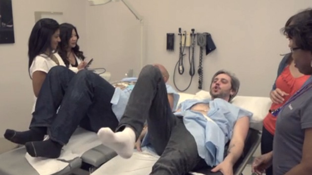 Video: Dos 'parturientos' experimentan el dolor más fuerte del mundo