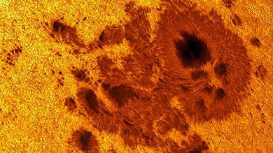 Una gran mancha solar once veces mayor que la Tierra 'apunta' hacia nosotros