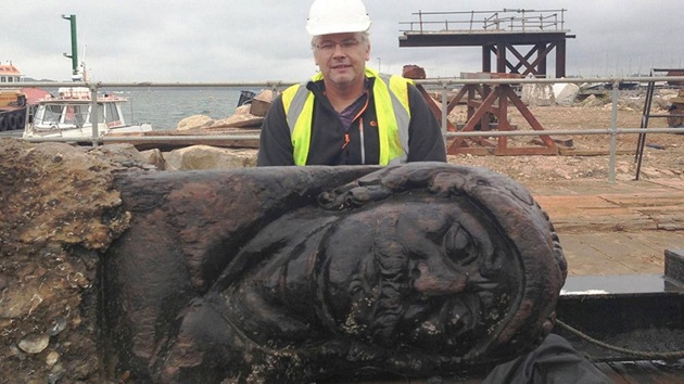 Reflotan una estatua gigante del siglo XVII en el Reino Unido