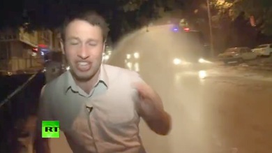 Video: Un corresponsal de RT, derribado por cañones de agua durante una manifestación en Ankara