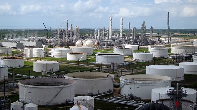 Alerta del FBI ante un posible ataque terrorista contra depósitos de petróleo en EE.UU.
