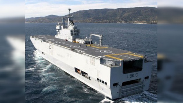 Rusia y Francia firman el contrato de compraventa de dos portahelicópteros franceses