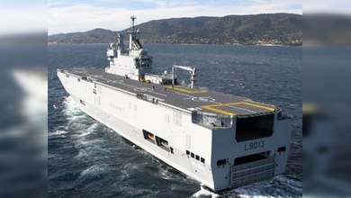 Rusia y Francia firman el contrato de compraventa de dos portahelicópteros franceses