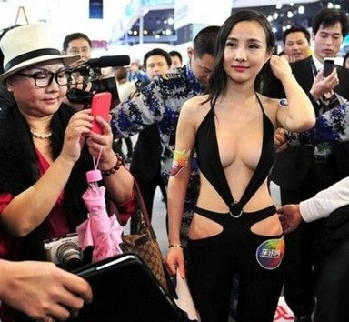 Salón del Auto de Pekín sancionado por la escasa ropa de sus modelos