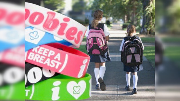 En EE. UU. dos alumnas defienden las pulseras "Me gustan las tetas"
