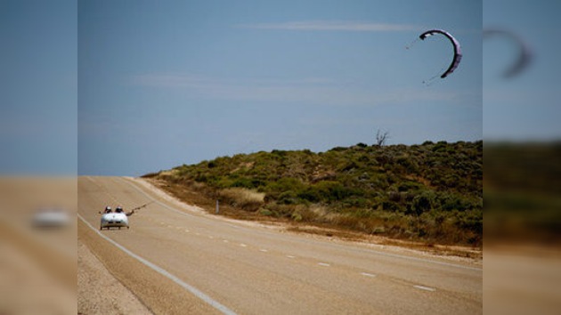 En Australia 2 alemanes aprovechan energía eólica para viaje de 5.000 km