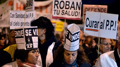 España: La 'marea blanca' para salvar la sanidad pública se extiende a 15 ciudades