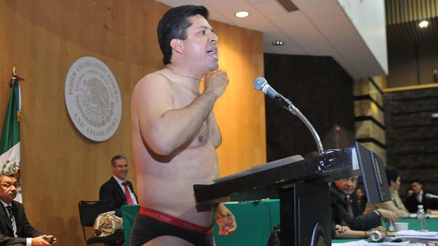 Video: Un legislador mexicano se desnuda hablando sobre la reforma energética