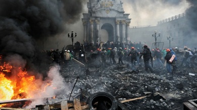 Los vídeos más impactantes de la violencia que recorre las calles de Kíev