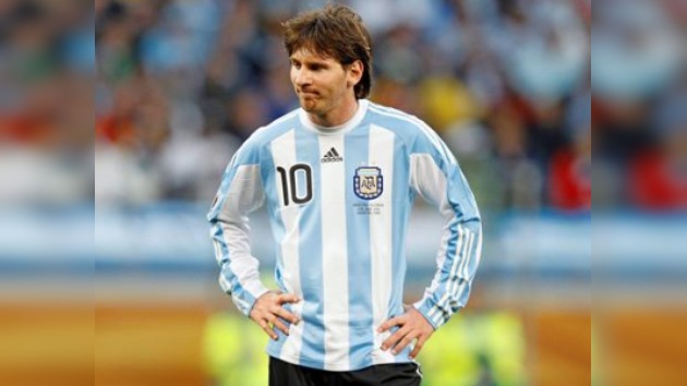 Argentina convoca a Messi para un amistoso pese a su lesión