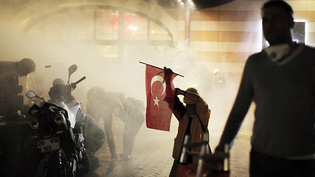 FOTOS:La Policía turca dispersa con gas pimienta y cañones de agua a los manifestantes en Estambul