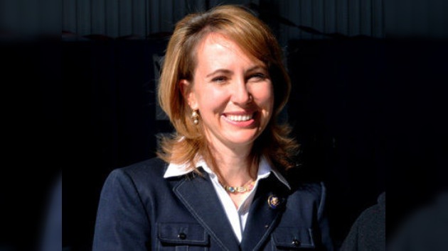 La senadora Giffords podría asistir al despegue de su esposo astronauta