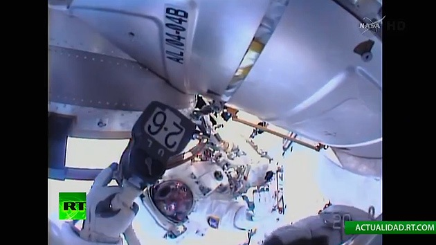 Realizan con éxito una caminata espacial para reemplazar un dispositivo de la EEI