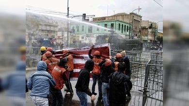 Manifestantes y policía se enfrentan en Chile