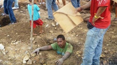Enterrados vivos, en protesta por un desalojo