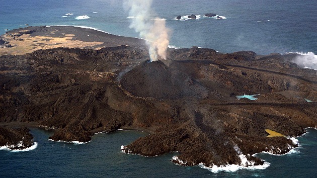Fotos: Una isla vólcánica en Japón 'devora' a otra